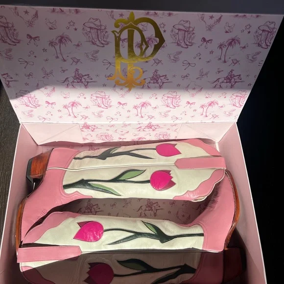 Petite Paloma boots. Ladies Size 6. - Picture 3 of 11